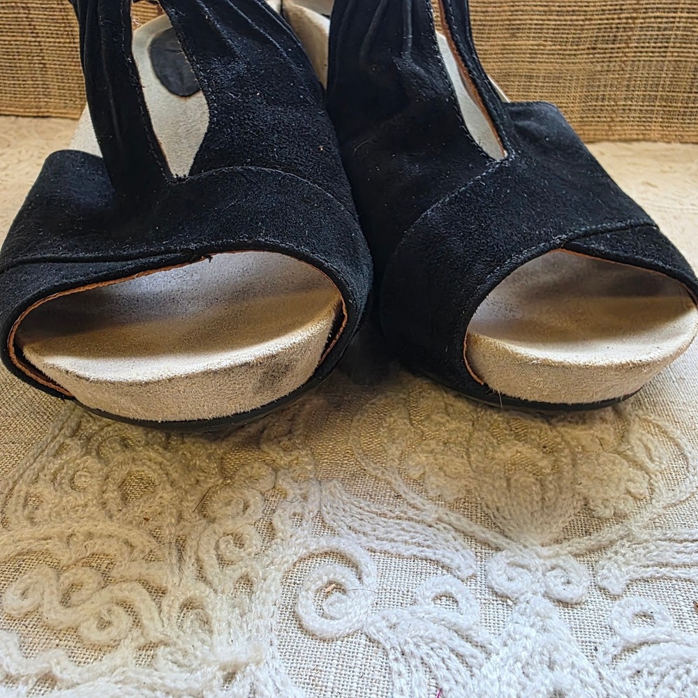 Earthies Veria Too Wedge Sandals 8.5 Black Suede Pleated T-Strap Peep Toe Shoes - Picture 4 of 11